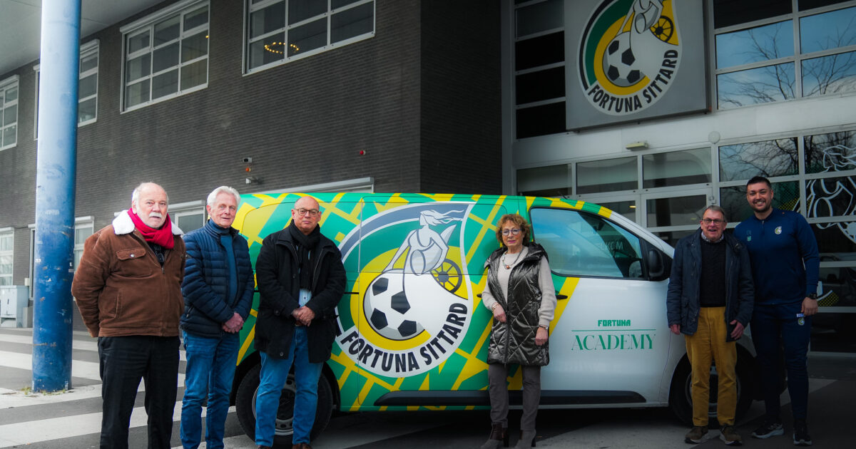 Sympathizers dekorieren neue Akademie-Busse | Fortunasittard.nl